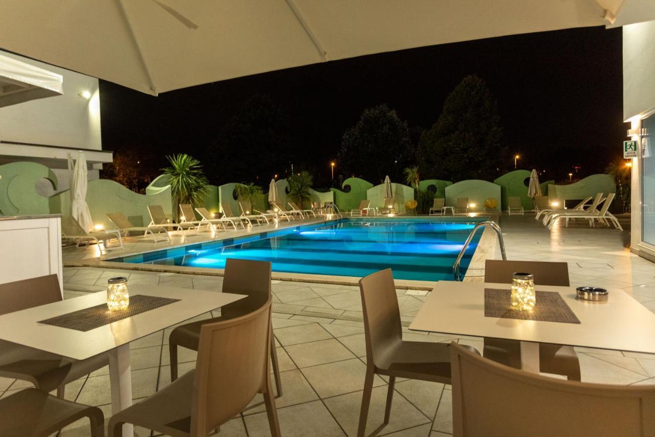 Nero D'Avorio Apartments Rimini Exteriör bild